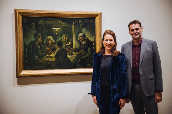 Emilie Gordenker, directeur van het Van Gogh Museum, Christophe Fouquet, CEO van ASML in de ASML Gallery in het Van Gogh Museum bij het werk De aardappeleters (1885) van Vincent van Gogh. Foto: Jelle Draper